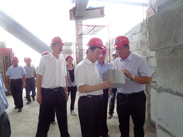 自治區(qū)黨委常委、組織部部長(zhǎng)周新建及自治區(qū)人民政府副主席陳剛對(duì)公司南寧機(jī)場(chǎng)航新航站樓垂直指廊標(biāo)段工程項(xiàng)目進(jìn)行檢查