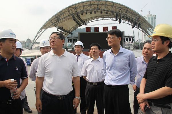 自治區(qū)副主席陳剛，集團(tuán)公司董事長、黨委書記金寧運(yùn)視察公司風(fēng)情港項(xiàng)目進(jìn)展情況