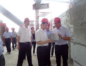 自治區(qū)黨委常委、組織部部長周新建及自治區(qū)人民政府副主席陳剛對公司南寧機場航新航站樓垂直指廊標段工程項目進行檢查